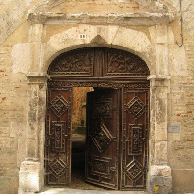 Why Ancient Chinese Door Open Inward？